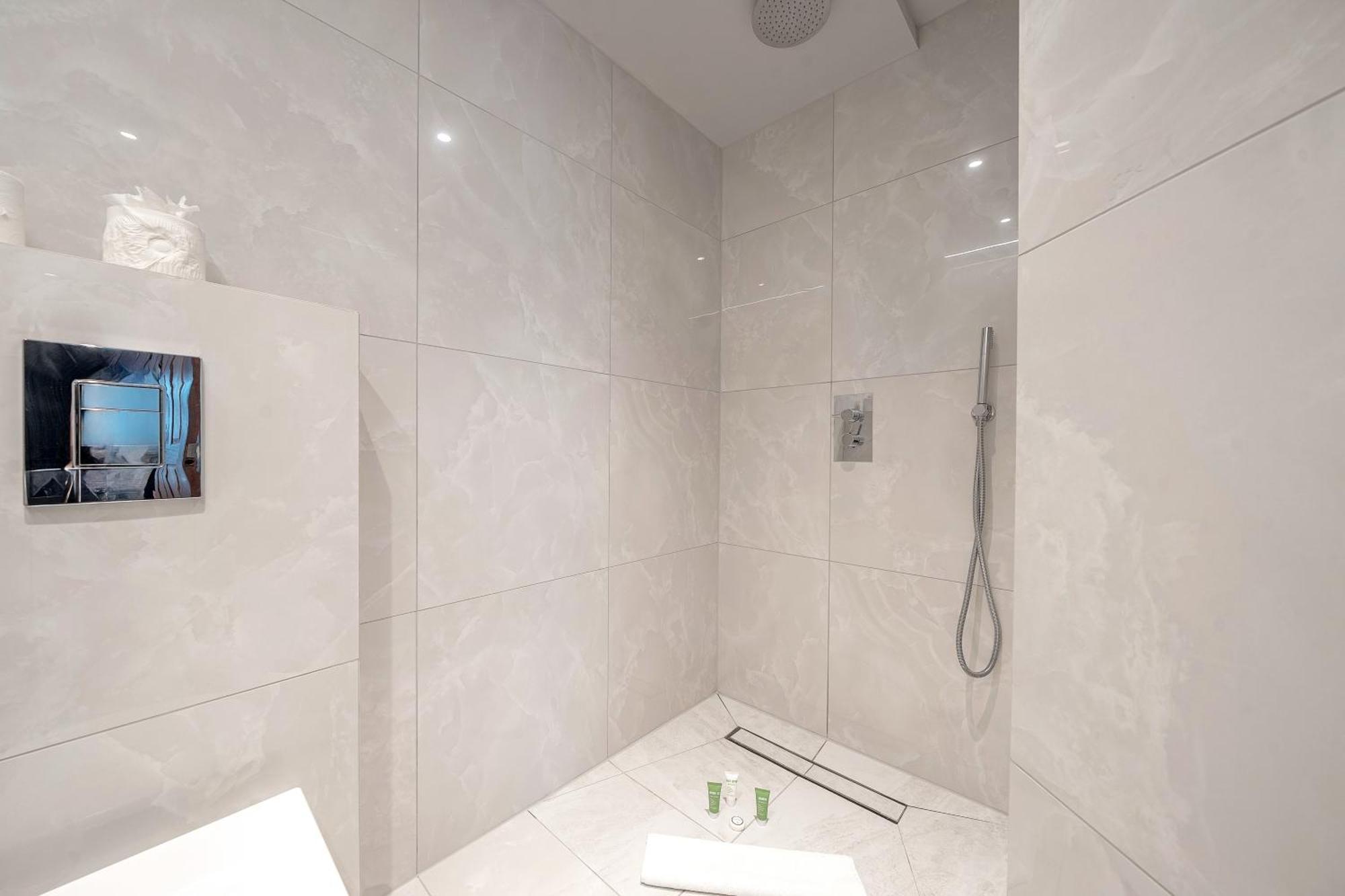 Luxurious 4 Bedroom In Kensington Holiday home *