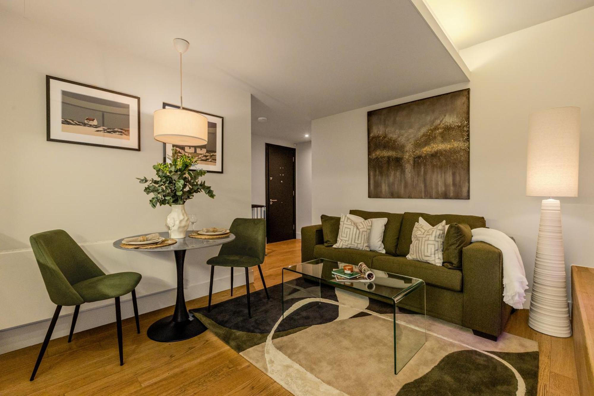 Tower Of - Your Apartamento *