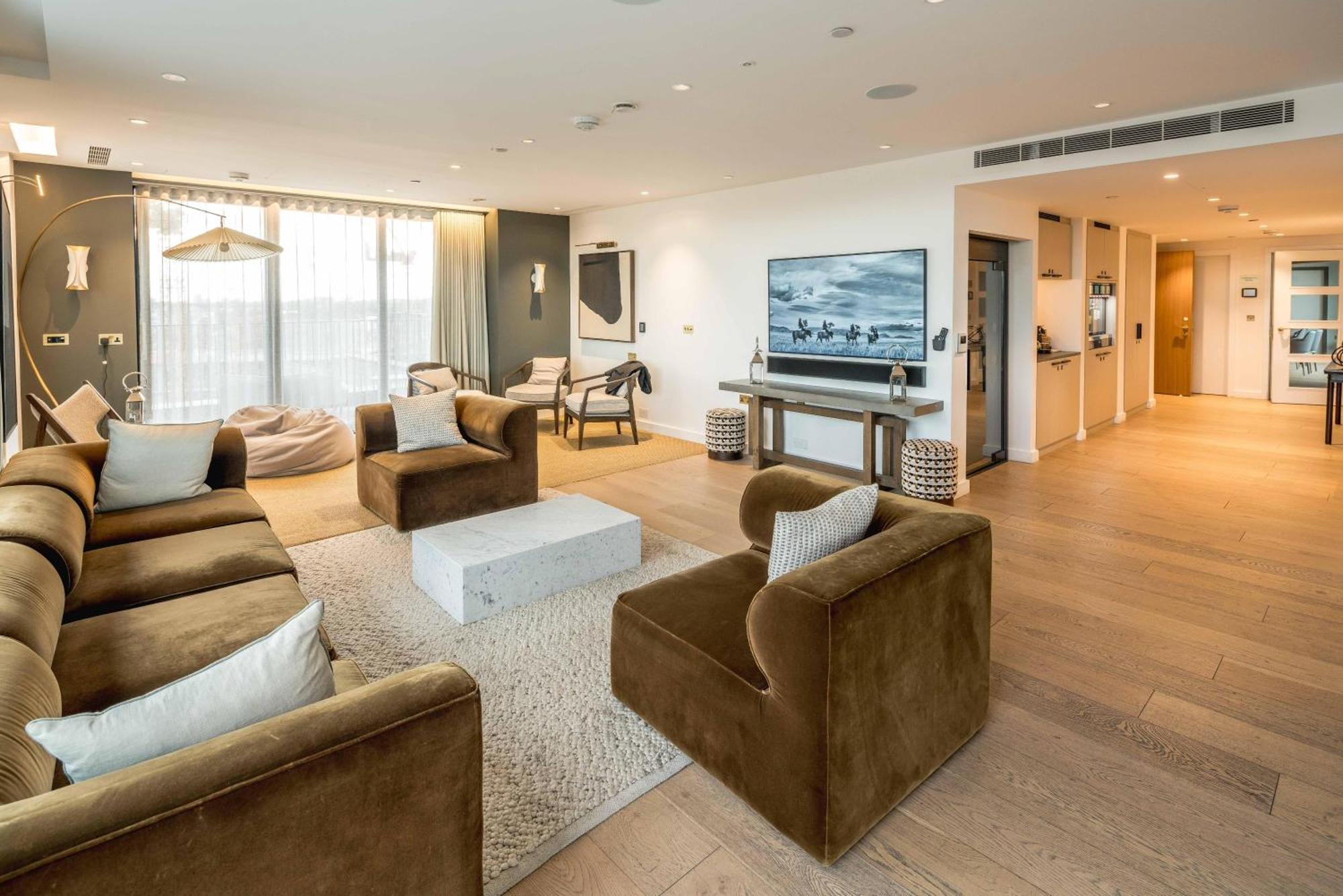 Apartment Sunrise View Luxury With Balcony And Elevator London