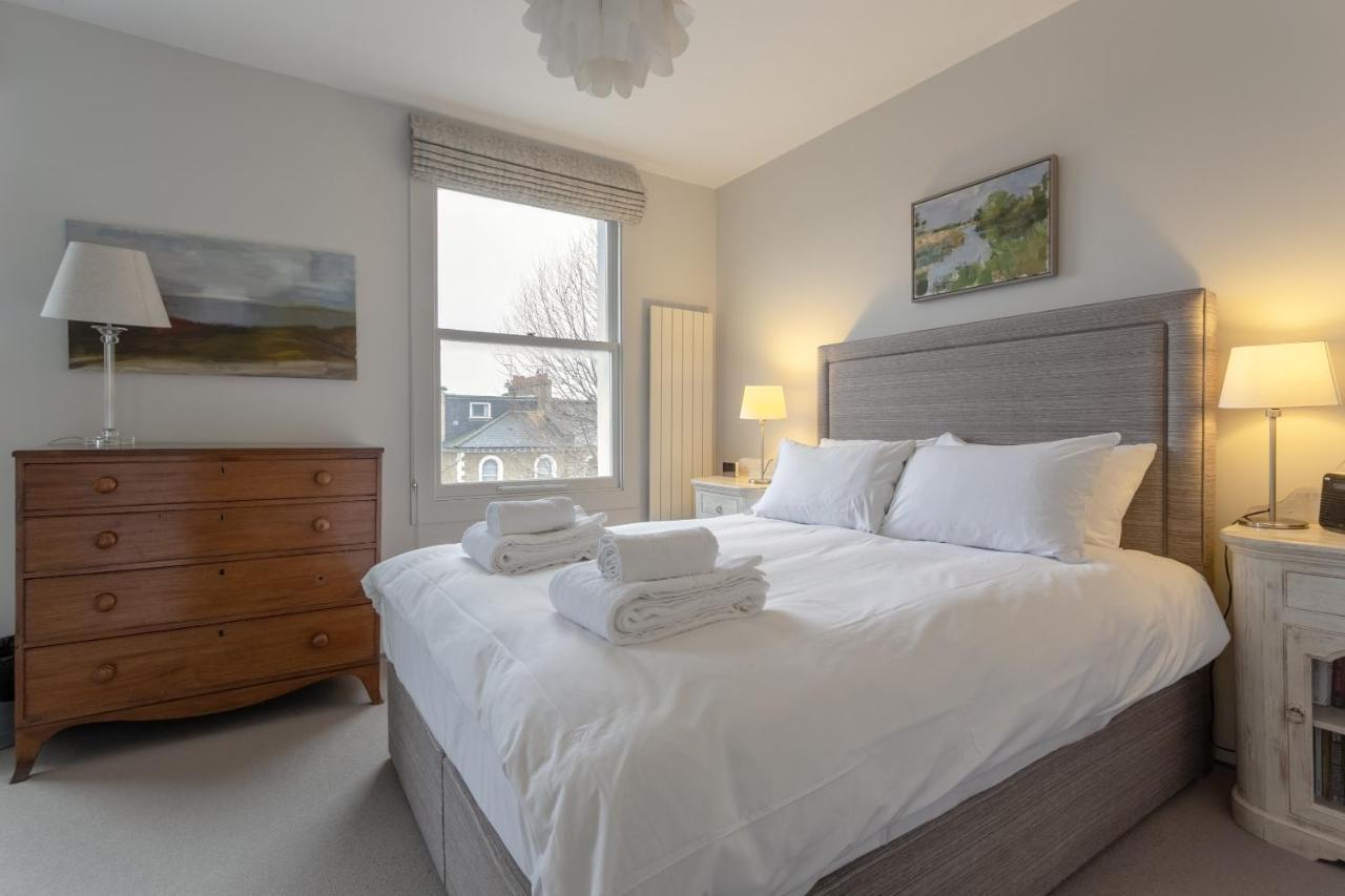 2 Bedroom Hammersmith Grove Sleeps 4 Apartment London