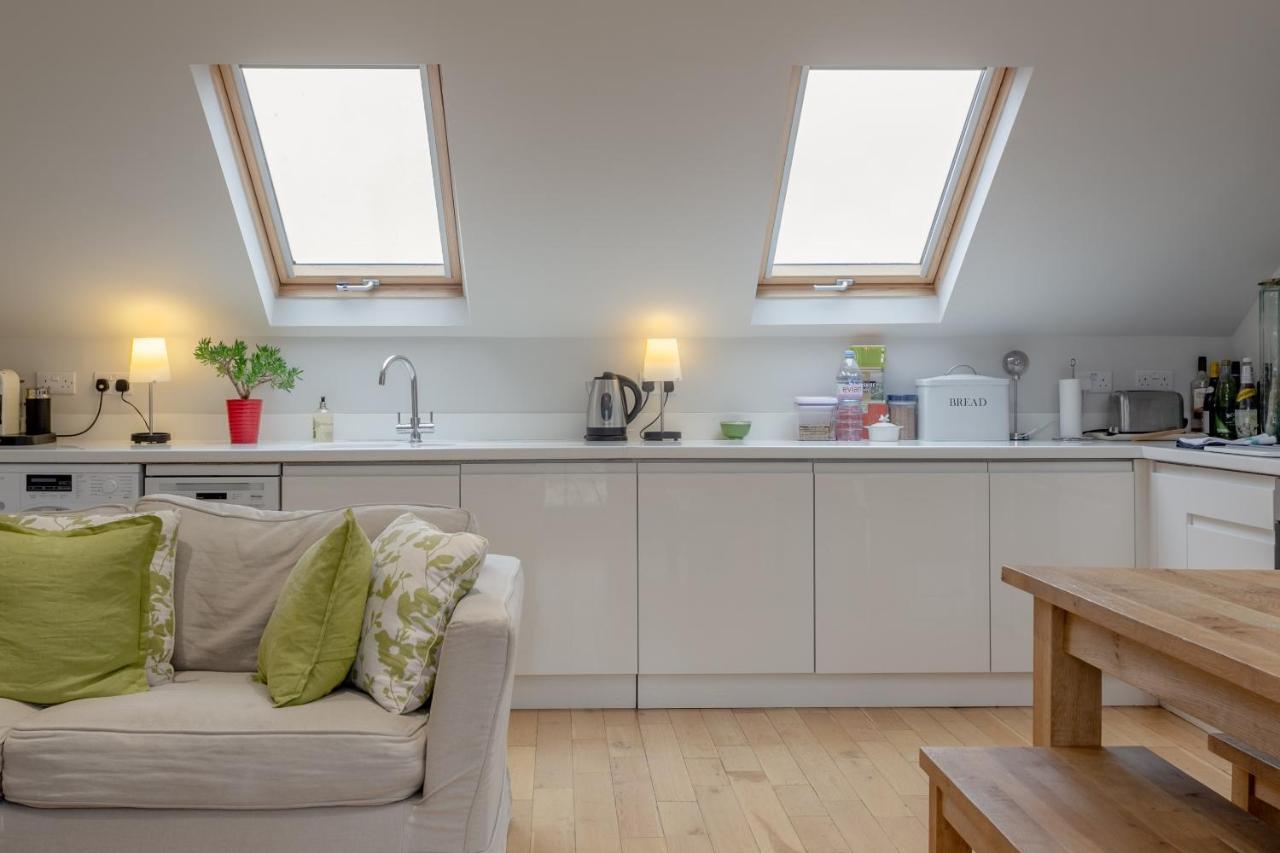 2 Bedroom Hammersmith Grove Sleeps 4 London