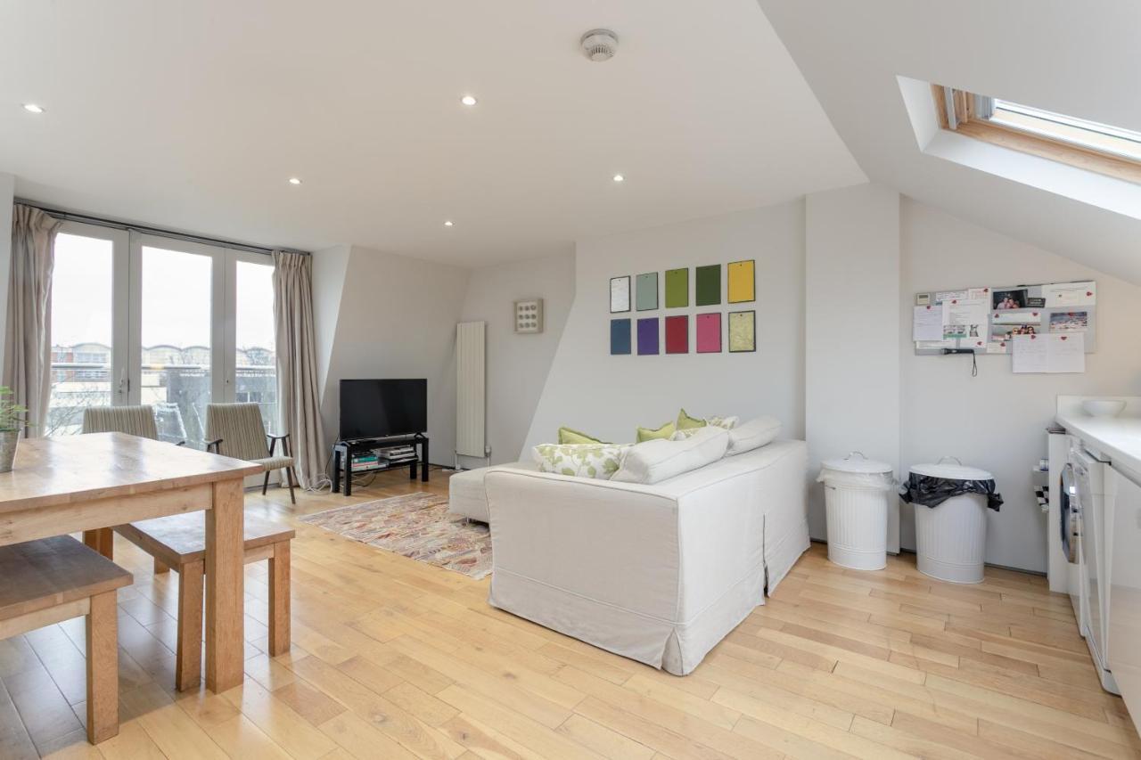 2 Bedroom Hammersmith Grove Sleeps 4 London