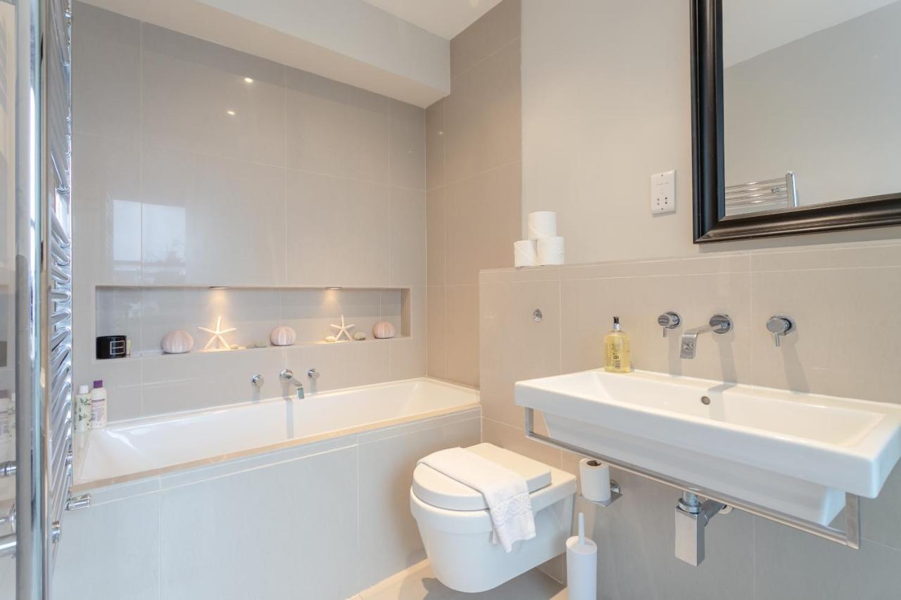 2 Bedroom Hammersmith Grove Sleeps 4 Apartment London