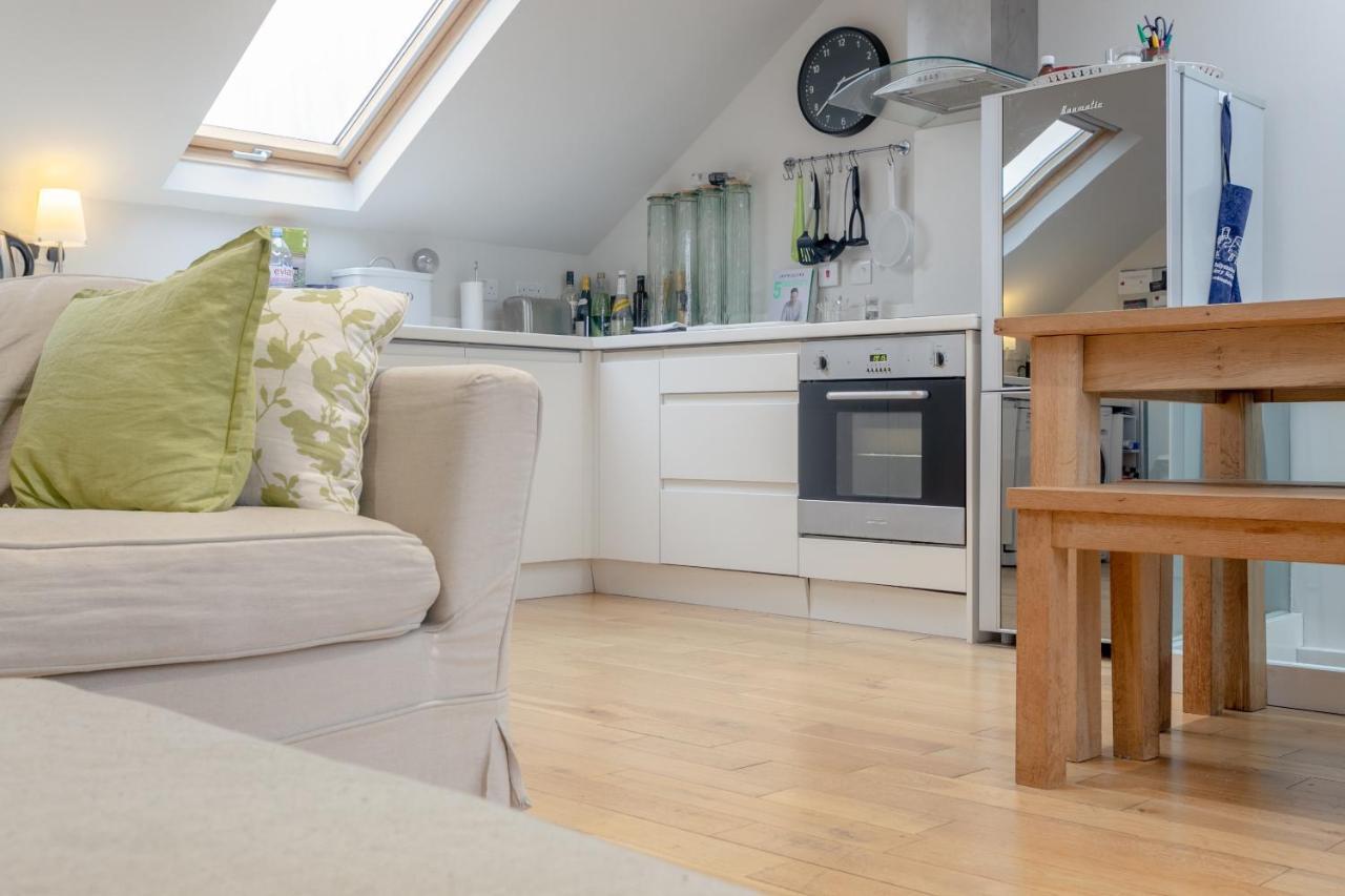 2 Bedroom Hammersmith Grove Sleeps 4 Apartment London