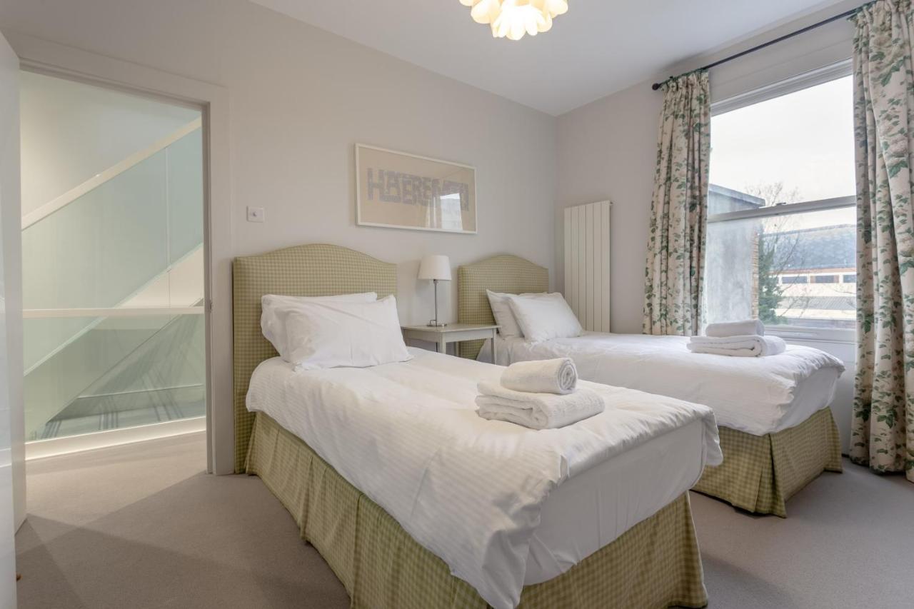2 Bedroom Hammersmith Grove Sleeps 4 Apartment London
