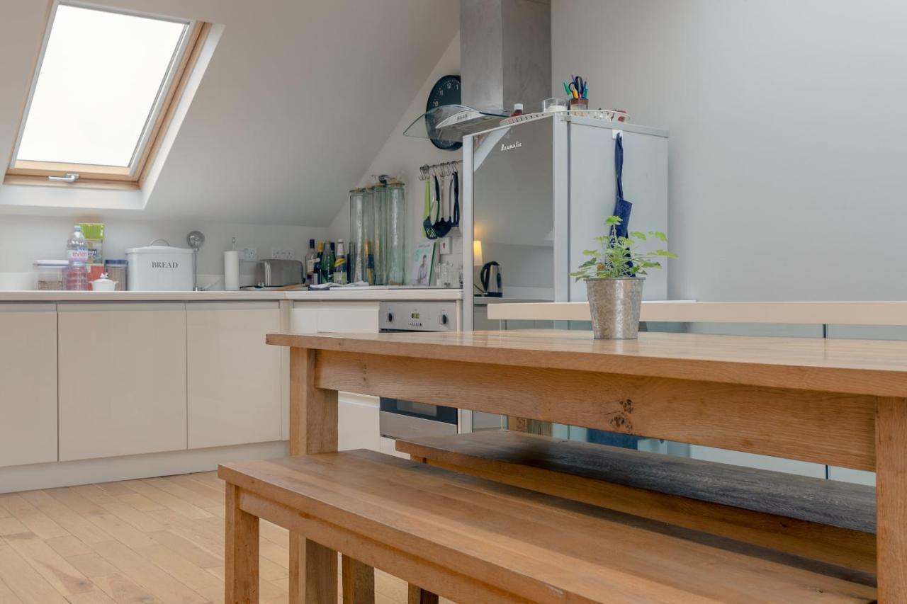 2 Bedroom Hammersmith Grove Sleeps 4 Apartment London