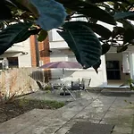 Stunning Four Bedroom House Close To Excel, O2 & Central London With Free Parking