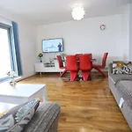 Lovely 2 Bed 2 Toilet Hill House River View Apartment