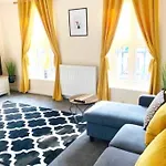 Smartrips Beckton Townhouse With Parking
