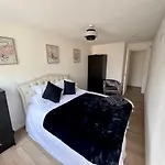 New Cosey 2 Bedroom Apartment With Free Parking