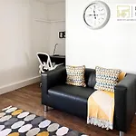 Weekly Or Monthly Stay - Relocation & Business - 4 Guests - By Hofin Stays Short Lets & Serviced Accommodation
