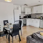 Comfy 2 Bed Flat With Free Parking, Close To Tube