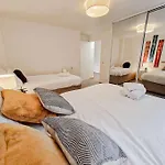 Comfy 2 Bed Flat With Free Parking, Close To Tube