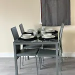 Large, Spacious 3 Bedroom Sleeps 6, Apartment For Contractors And Holidays In Lewisham, Greater London - 1 Free Parking Space & Free Wifi
