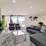 Free Parking - Stylish Three Bedroom Apartment By London Excel