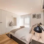 7 Borough Apartments - Spacious 2-Bed, 2-Bath In Prime Location
