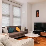 Luxury 5 Star London Apartment - Parking, Garden, Nr Greater London Metro Stations