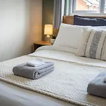 Homely And Stylish Bermondsey Apartment With Parking