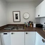 Cityscape Serenity: 10Th Floor Oasis Near City Airport, Excel & 02