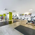Cityscape Serenity: 10Th Floor Oasis Near City Airport, Excel & 02