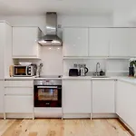 Br2 - Stunning 1 Bed Apartment Heart Of Borough