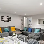 3Br-Sleeps8-Canarywharf-Cinemabedroom