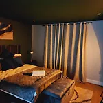 3Br-Sleeps8-Canarywharf-Cinemabedroom