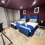3Br-Sleeps8-Canarywharf-Cinemabedroom