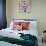 Stylish Apartment In London, E14