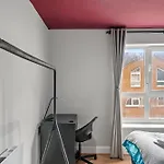 3Br-Sleeps8-Canarywharf-Cinemabedroom