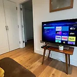 Modern & Stylish 1 Bedroom Flat