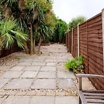 Contemporary House Garden Near Park & Thames