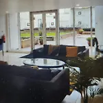 Luxurious Flat Overlooking Canay Wharf