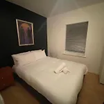 ✰Free Private Parking✰80S Retro 1Bedroom Serviced Apartment Canary Wharf London Perfect For Families Business & Leisure Guests