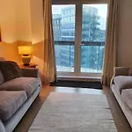 Luxurious Flat Overlooking Canay Wharf