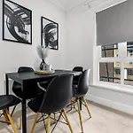 Cosy Canary Wharf Apartment