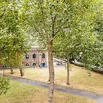 Tranquil 2 Bedroom Apartment In East London