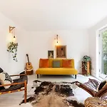 Tranquil 2 Bedroom Apartment In East London