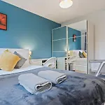 Lovely 4Br House In The City With Parking