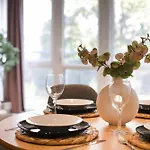 Stratford Gem- Stylist Spacious Apartment