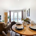 Stratford Gem- Stylist Spacious Apartment