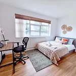 Stratford Gem- Stylist Spacious Apartment