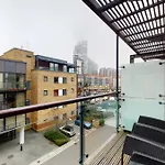 Londwell, Canary Wharf Loft With Panoramic Balcony