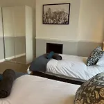Cosy & Comfortable 3 Bed House, Office & Driveway