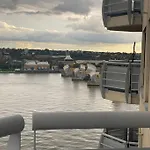 London 2 Bedroom Royal Docks Riverside Apartment