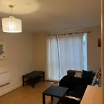 1- Bed Flat With Easy Access To Bow Station