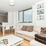 2 Bedroom East London Apartment With Lovely Views