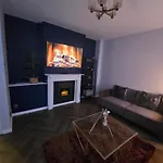 Contemporary & Spacious 1Bd - Fireplace With Modern Comforts