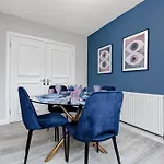 Lovely 4 Bedroom With Outdoor Space