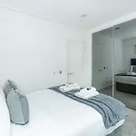 New Listing! Modern 3Br, Prime Canary Wharf